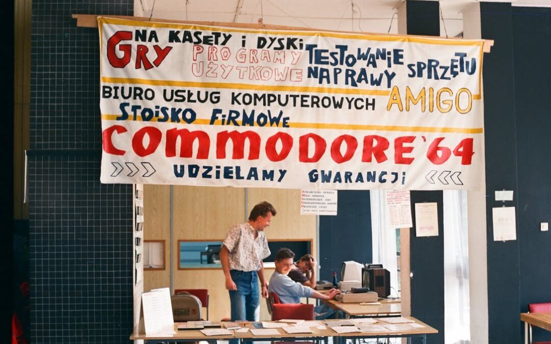 Stoisko na giełdzie komputerowej we Wrocławiu z ręcznie malowanym banerem Commodore 64
