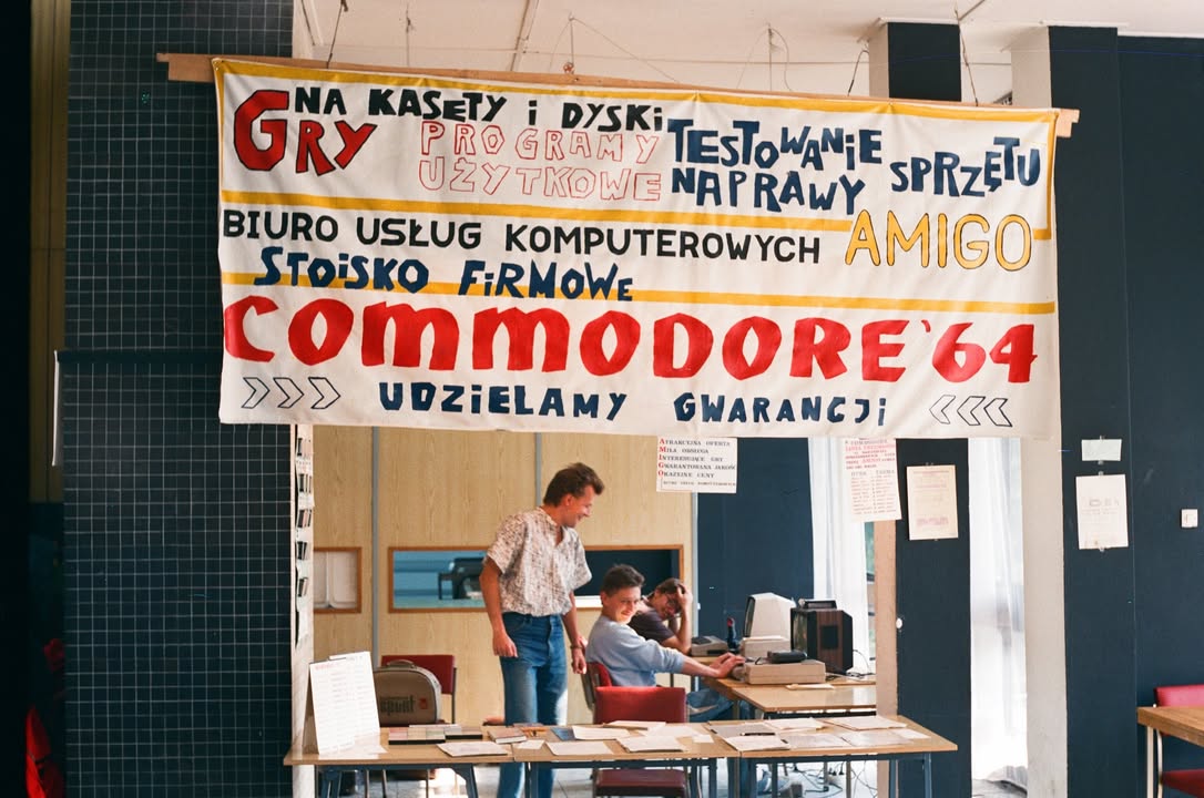 Stoisko na giełdzie komputerowej we Wrocławiu z ręcznie malowanym banerem Commodore 64