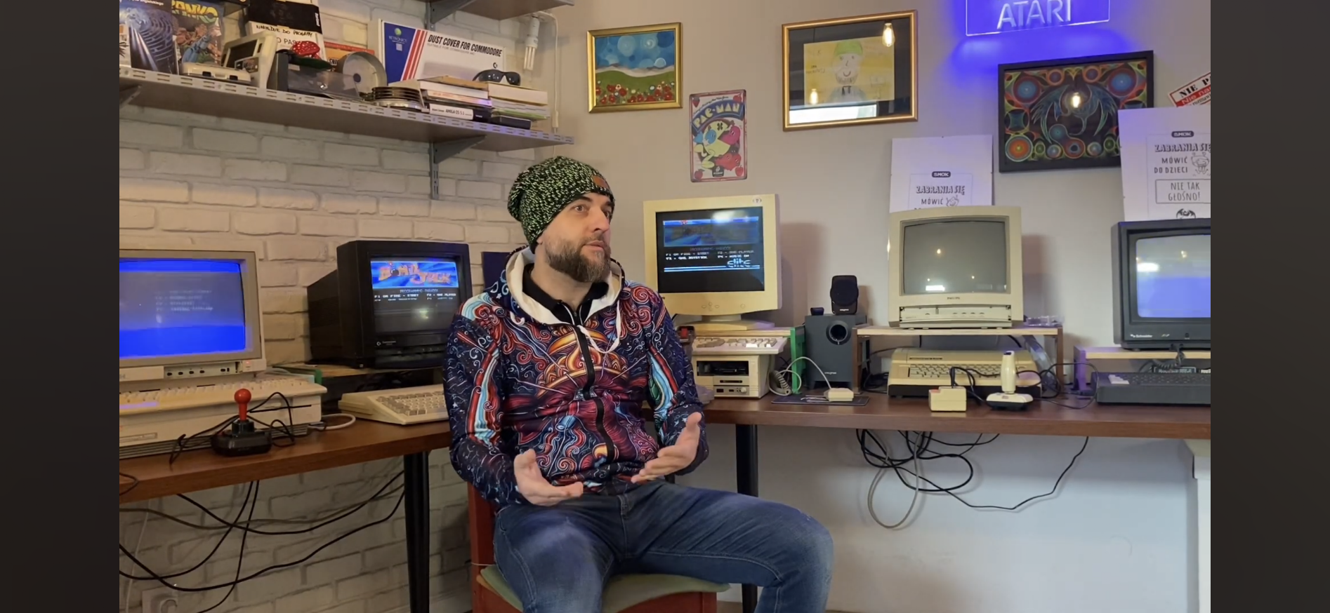 Demoscener Yugorin wśród retro komputerów w muzeum SMOK w Opolu