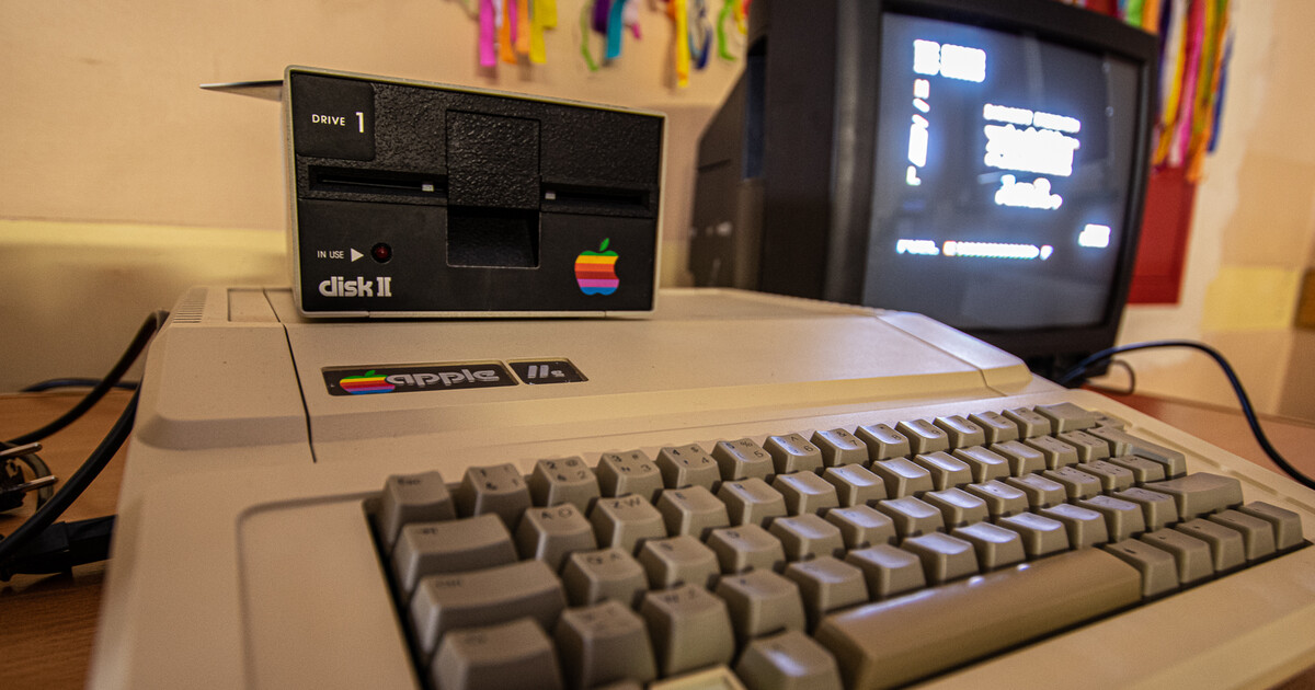 Apple IIe z napędem Disk II i monitorem kineskopowym na stanowisku do retro grania