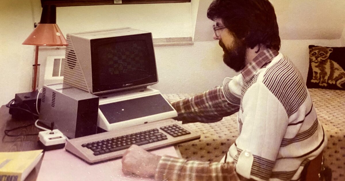 Mój tata przy komputerze u wujka Janka, Essen, grudzień 1984: monitor z szachownicą, osobna klawiatura, joystick