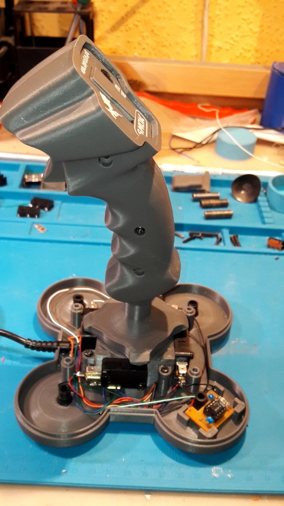 NeoRetroStick, prototyp z boku, podstawa otwarta